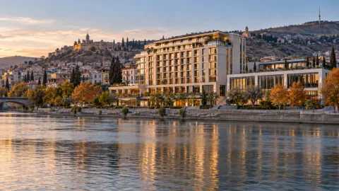 Tiflis'te Kura Nehri kıyısındaki ART Riverfront otelinin dış görünümü